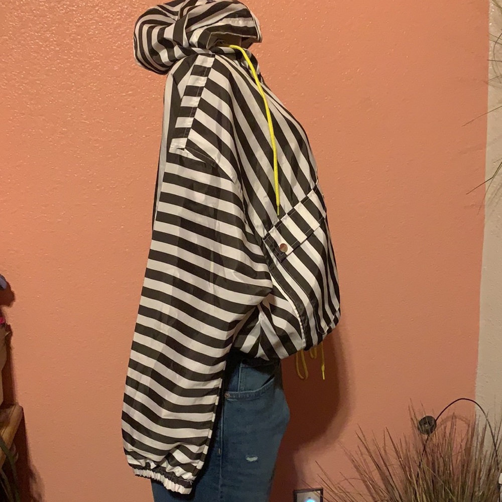 Like-New Lightweight Windbreakers - image 5